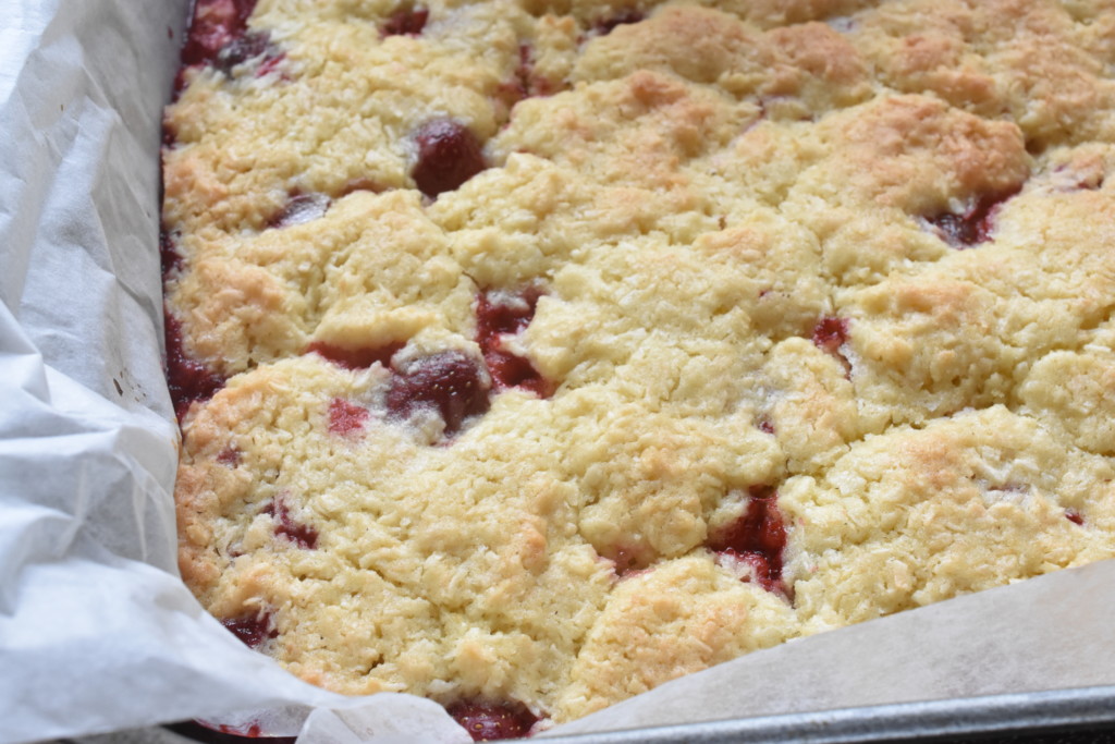 Jordbærkage med kokos - nem crumble opskrift