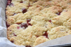 Jordbærkage med kokos - nem crumble opskrift