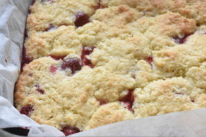 Jordbærkage med kokos - nem crumble opskrift