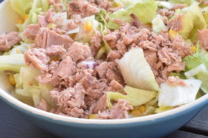 Tunsalat - nem salat med tun, rødløg og majs