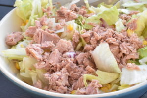 Tunsalat - nem salat med tun, rødløg og majs