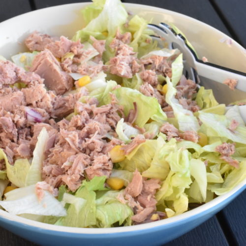 Tunsalat - nem salat med tun, rødløg og majs