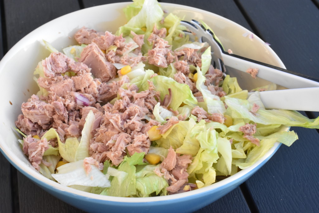 Tunsalat - nem salat med tun, rødløg og majs
