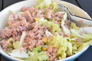 Tunsalat - nem salat med tun, rødløg og majs