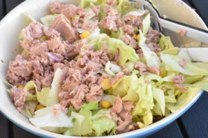 Tunsalat - nem salat med tun, rødløg og majs