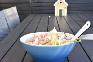 Tunsalat - nem salat med tun, rødløg og majs