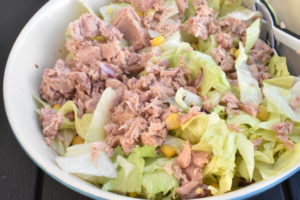Tunsalat - nem salat med tun, rødløg og majs