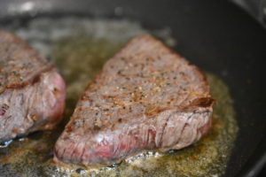 Minutsteaks - steaks med smør stegt på pande 