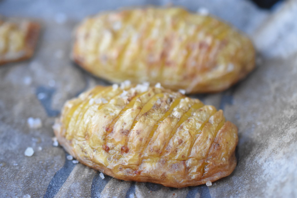 Hasselback kartofler - opskrift på ovnstegte kartofler