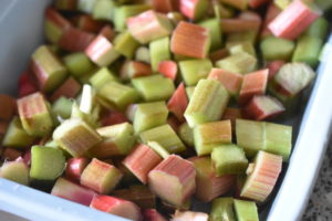 Rabarbercrumble med kokos og havregryn