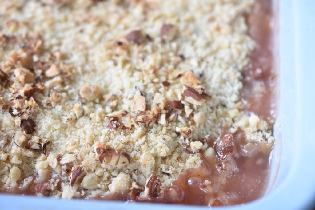 Rabarbercrumble - opskrift på nem & lækker crumble