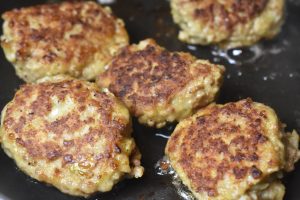 Frikadeller opskrift - god frikadellefars