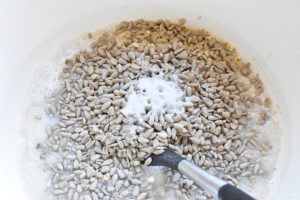 Solsikkekerner røres med væsken - til gulerodsboller