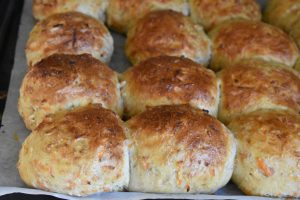 Nybagte gulerodsboller