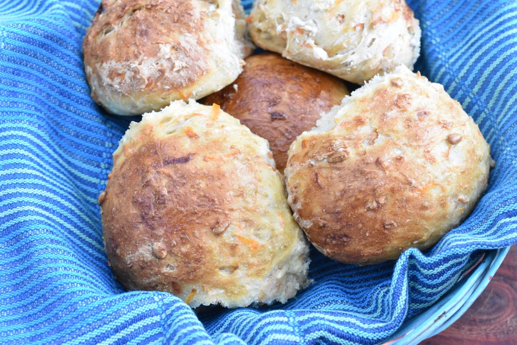 Gulerodsboller med havregryn - grove boller med gulerødder