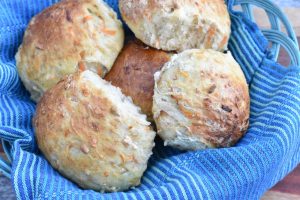 Gulerodsboller med havregryn - grove boller med gulerødder