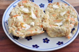 Gulerodsboller med havregryn med smør på