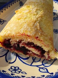 2019-10-20 14.13.48 • nogetiovnen.dk Brombærroulade - nem roulade med brombær