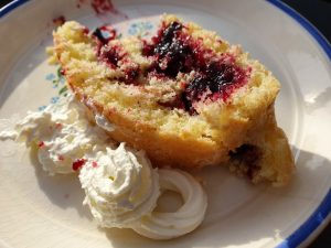 2019-10-20 14.15.48-1 • nogetiovnen.dk Brombærroulade - nem roulade med brombær