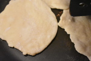 Naanbrød - opskrift på pandebrød med hvidløg