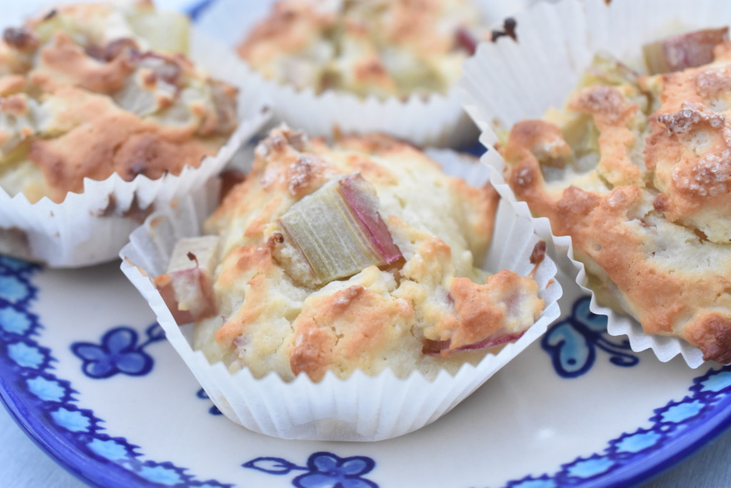 Muffins med rabarber - nem og fedtfattig opskrift