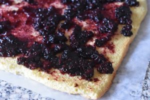 DSC_0418 • nogetiovnen.dk Brombærroulade - nem roulade med brombær