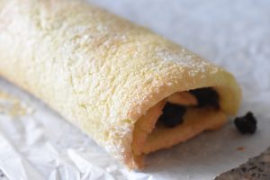 Roulade - nem opskrift med brombær syltetøj