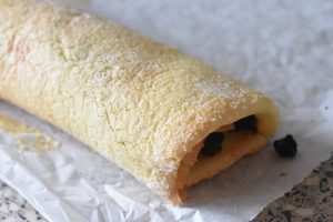 DSC_0423 • nogetiovnen.dk Brombærroulade - nem roulade med brombær