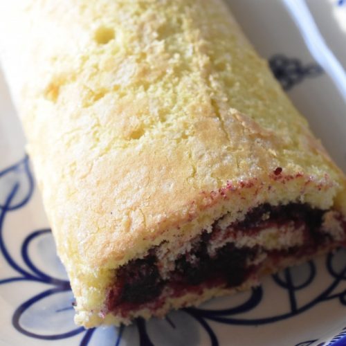Roulade - nem opskrift med brombær syltetøj