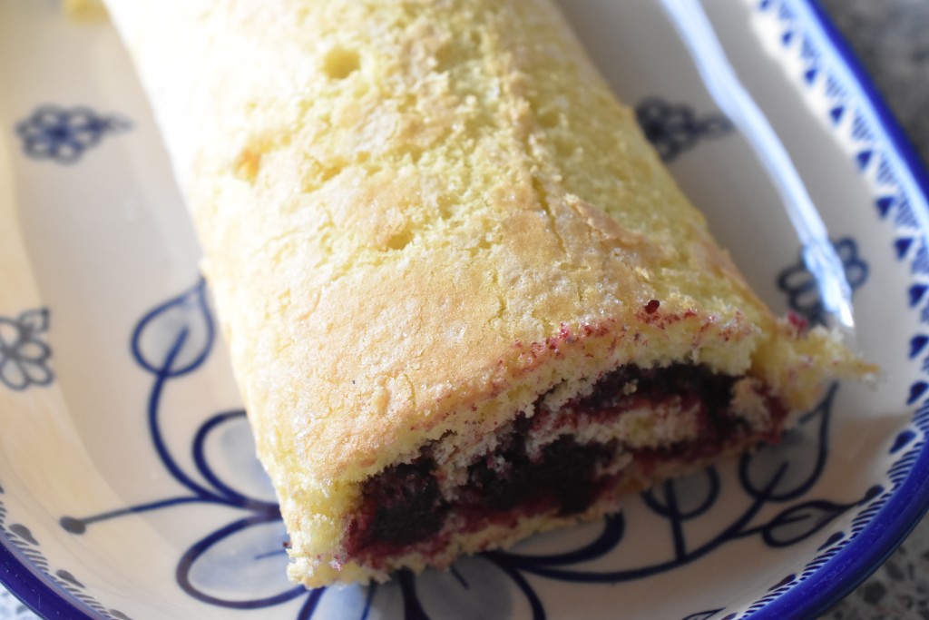 DSC_0442 • nogetiovnen.dk Roulade - nem opskrift med brombær syltetøj