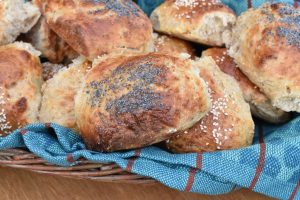 Boller med kærnemælk & havregryn - grovboller