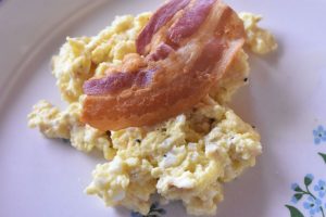 Røræg – scrambled eggs med bacon opskrift