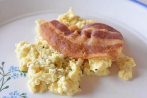 Røræg – scrambled eggs med bacon opskrift