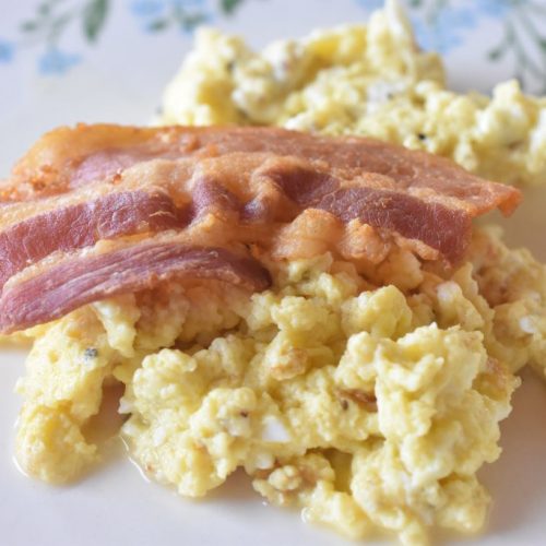 Røræg – scrambled eggs med bacon opskrift