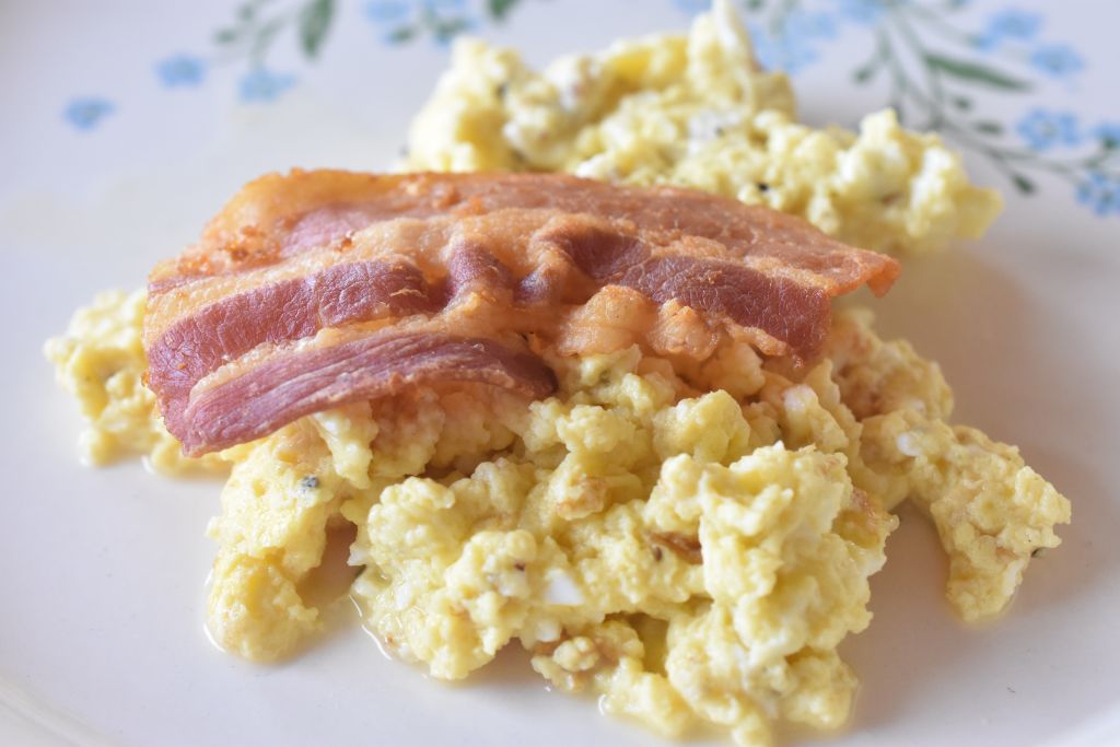 DSC_1296 • nogetiovnen.dk Røræg – scrambled eggs med bacon opskrift
