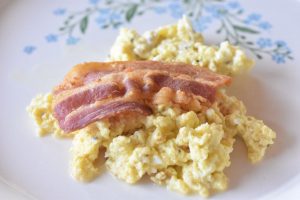 Røræg – scrambled eggs med bacon opskrift