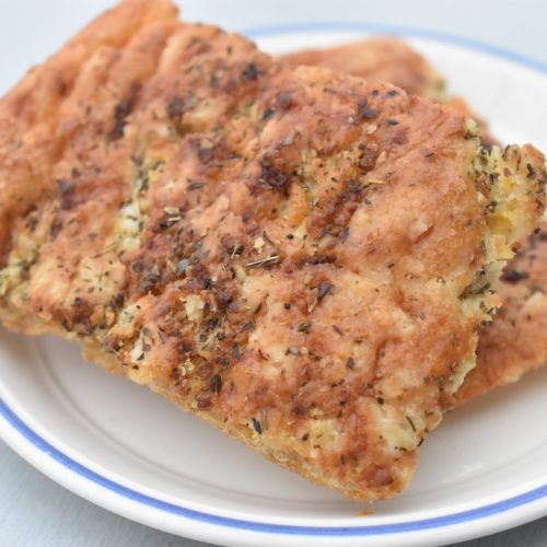 Hvidløgsbrød med cheddar bradepande opskrift