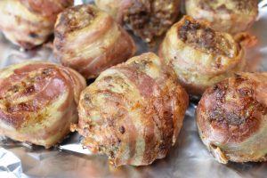Hakkebøf med bacon – bøffer i baconsvøb
