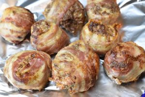 Hakkebøf med bacon – bøffer i baconsvøb