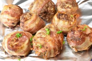 Hakkebøf med bacon – bøffer i baconsvøb
