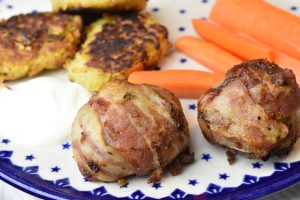Hakkebøf med bacon – bøffer i baconsvøb