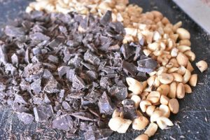 Chokolade cookies med brun farin og peanuts