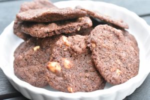 Chokolade cookies med brun farin og peanuts