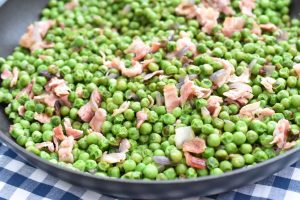 DSC_1229 • nogetiovnenstaging.com Franske ærter - opskrift på ærter med bacon