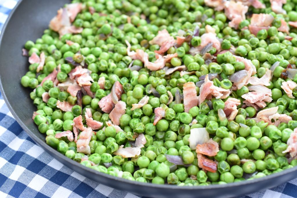Franske ærter - opskrift på ærter med bacon