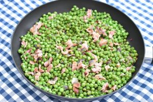 DSC_1233 • nogetiovnenstaging.com Franske ærter - opskrift på ærter med bacon