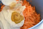 Coleslaw med skyr og gulerødder - nem sund opskrift - ingredienserne blandes