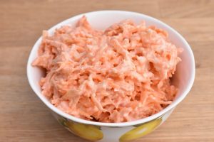 Coleslaw med skyr og gulerødder - nem sund opskrift