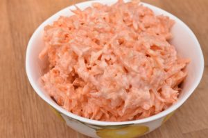 Coleslaw med skyr og gulerødder - nem sund opskrift