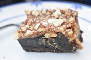 Fudgy brownie med chokolade og karamel - opskrift
